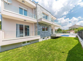 Expansive Retreat with Private Pool & BBQ, Near the Beach